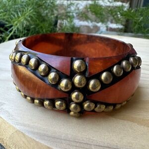 VTG MCM Bakelite Carved‎ Bangle Bracelet 8 Inch Brown Inlay Brass Studded Tested